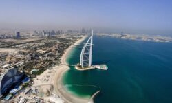 cette-photo-prise-le-8-juillet-2020-montre-une-vue-aerienne-de-l-hotel-burj-al-arab-dans-l-emirat-de-dubai-lors-d-une-visite-en-helicoptere-organisee-par-le-gouvernement-photo-karim