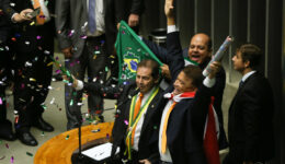 Sessão da Câmara vota pedido de impeachment de Dilma Roussef