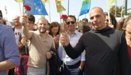 pag 30-DIEM25_Varoufakis_RuiTavares_Portugal_cravos_europa