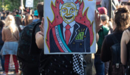 Manifestantes fazem caricatura do presidente do Chile, Sebastián Piñera, em ato em Santiago - Crédito - Ignacio Bustamante-ShutterStock
