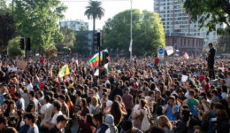 Manifestantes tomam as ruas de Santiago, no Chile