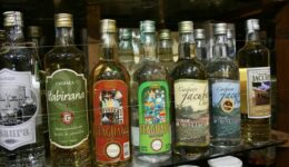 Garrafas de cachaça (Crédito: Pixabay)