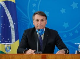 Jair Bolsonaro em coletiva à imprensa, que ele acusa de histeria. (Isac Nóbrega/PR)