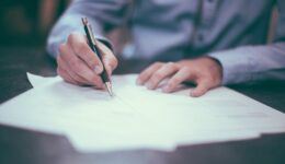 Contratos podems er revistos (Pixabay)