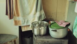 Funcionários esperam ajuda do governo Federal para se manter neste período. Famílias fazem comida para vender e procuram bicos em trabalhos informais. Em algumas casas, o feijão com arroz já está no fim. (Anna Auza/Unsplash)