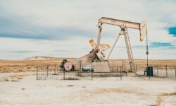 A crise da indústria do petróleo foi provocada pela queda da demanda mundial em consequência da própria epidemia.(Colton Sturgeon/Unsplash)