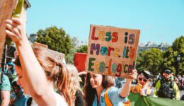 "Menos é mais ecológico" cartaz em protestos contra as mudanças climática (Unsplash)