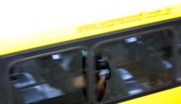 Nas ruas da capital federal, pesssoas se protegem utilizando máscaras, contra o novo coronavírus (Marcello Casal Jr/Agência Brasil)