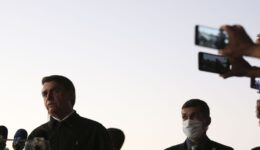 260520o_presidente_jair_bolsonaro_cumprimenta_populares_e_fala_a_imprensa_no_palacio_da_alvorada_3217