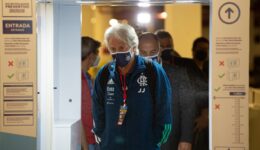 Técnico Jorge Jesus e membros da diretoria do Flamengo cumprem procedimentos sanitários antes de jogo contra o Bangu. (Alexandre Vidal/Flamengo/Divulgação)