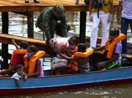Moradores da comunidade São Sebastião recebem cestas básicas como parte da operação Covid-19. (Marcelo Camargo/Agência Brasil)