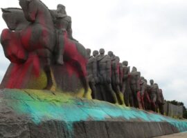 O Monumento às Bandeiras, localizado na entrada do Parque do Ibirapuera, amanheceu pixado com tinta colorida. (Rovena Rosa/Agência Brasil)