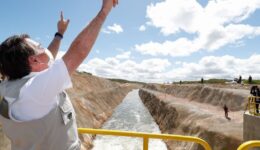 Presidente da República Jair Bolsonaro posa para fotografia no canal de transposição do Rio São Francisco. (Alan Santos /PR)