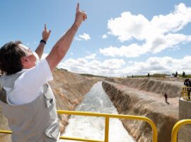 Presidente da República Jair Bolsonaro posa para fotografia no canal de transposição do Rio São Francisco. (Alan Santos /PR)