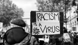 Cartaz diz: racismo é um vírus