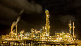 Visão noturna do polo industrial de Cubatão.