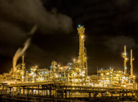 Visão noturna do polo industrial de Cubatão.
