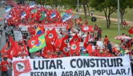MST faz manifestação por reforma agrária