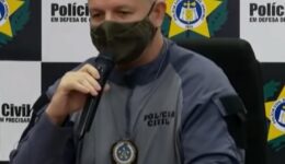 Delegado Rodrigo de Oliveira na coletiva de imprensa após a operação em Jacarezinho