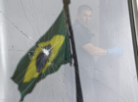Móveis e janelas danificadas no Palácio do Planalto.