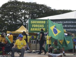 Manifestação em frente ao Quartel General do Exército em Brasília