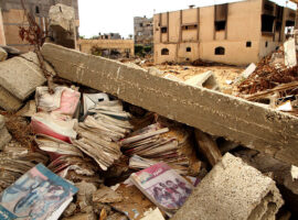 Livros soterrados por um prédio desabado na Faixa de Gaza (AgenciaAndes/Wikimedia Commons)