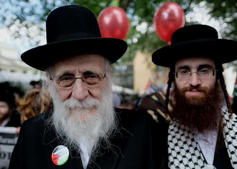 Judeus ortodoxos marchando em apoio ao povo palestino (Alisdare Hickson)