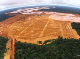 A Floresta Nacional Saracá-Taquera, ameaçada pela mineração e pela exploração madeireira. Na foto, região devastada pela extração de bauxita (Carlos Penteado/CPI-SP)