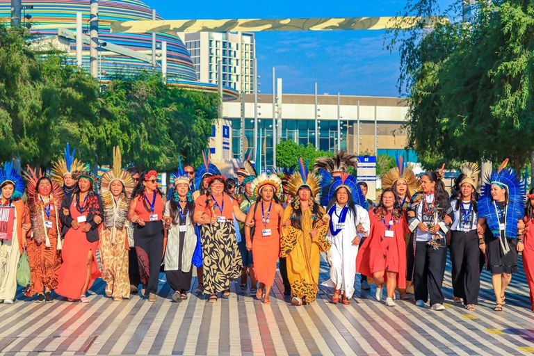 Mulheres indígenas marcham na COP28 (Estevam Rafael/Audiovisual/PR)