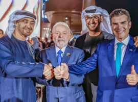 O presidente Lula (PT) e o governador do Pará, Helder Barbalho (MDB), posam para foto com o presidente dos Emirados Árabes Unidos, Mohamed bin Zayed. O país que sedia a COP28 é um dos maiores produtores de petróleo do mundo (Ricardo Stuckert/PR)
