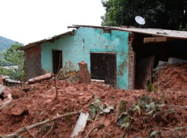 Destroços na Barra do Sahy, em São Sebastião, no litoral norte de São Paulo, após os deslizamentos no carnaval de 2023 (Rovena Rosa/Agência Brasil)