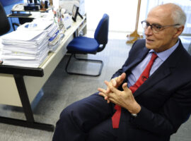 O deputado estadual Eduardo Suplicy (PT), que está trabalhando para organizar a primeira reunião do grupo de trabalho sobre a implementação da renda básica de cidadania, em 21 de março (Jefferson Rudy/Agência Senado)