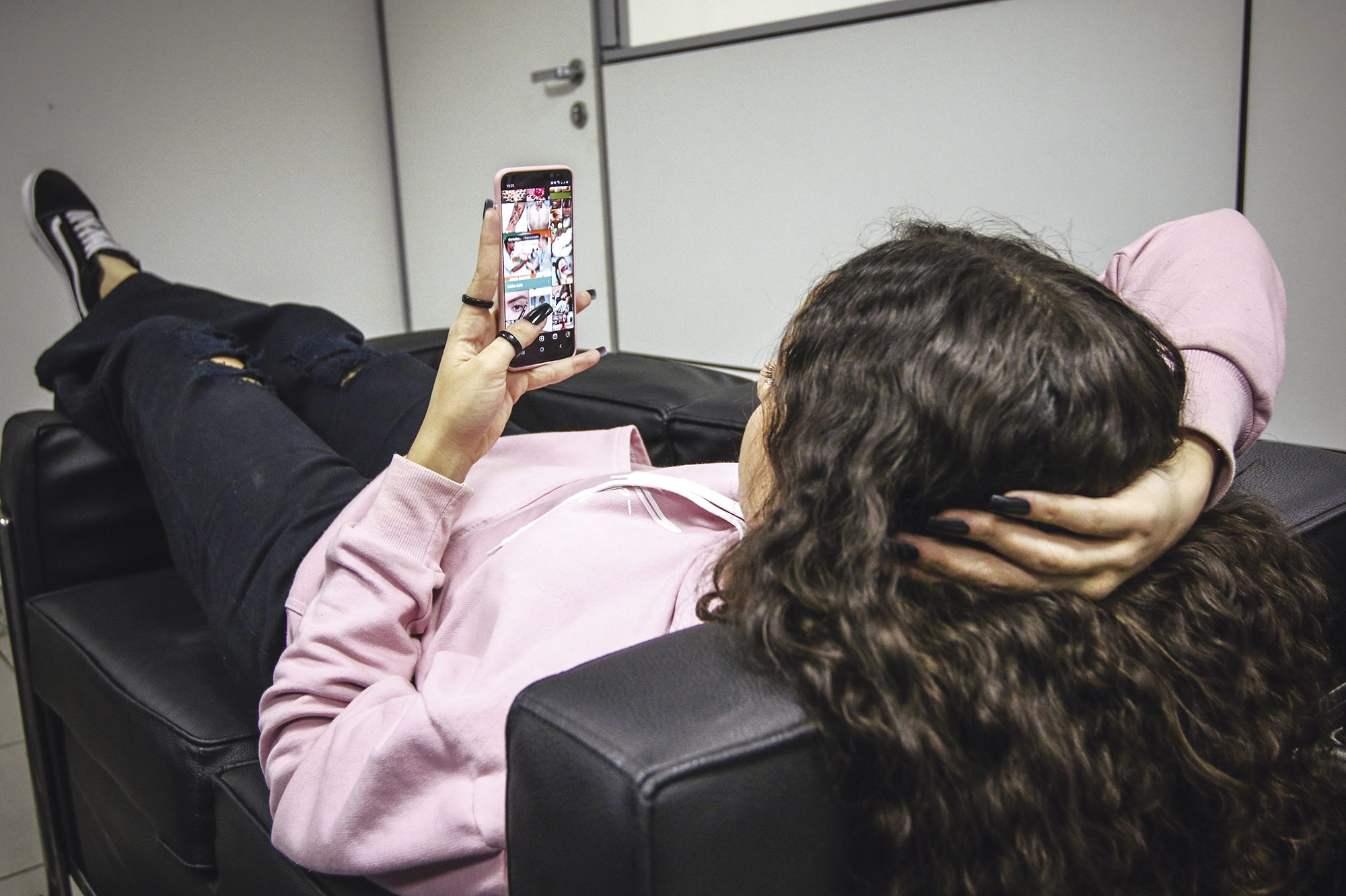 Plataformas digitais, criadores de conteúdo e os desafios do direito do consumidor. A imagem mostra uma menina mexendo no celular.