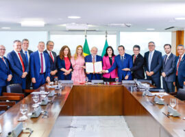 Presidente Lula e equipe assinando a Lei Orçamentária Anual de 2024 (Ricardo Stuckert/PR)