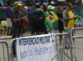 Manifestantes bolsonaristas pediam por intervenção militar no acampamento que se instalou na sede do Comando Militar do Leste do Exército Brasileiro, no Rio de Janeiro, em 2022, e que foi desmontado após a tentativa de golpe de 8 de janeiro de 2023 (Fernando Frazão/Agência Brasil)