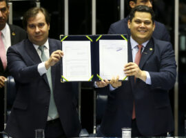Rodrigo Maia e Davi Alcolumbre durante sessão de promulgação da Reforma da Previdência, em 2019 (Marcelo Camargo/Agência Brasil)