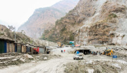 Pag17_Le_Monde_Edicao_213_Pierre_Foto_Bijay-Chaurasia_Wikimedia