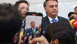 Bolsonaro fala com jornalistas aps depoimento na PF