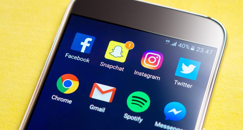 Tela de um celular repleto de ícones de redes sociais