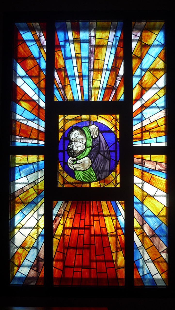Vitral de uma Igreja com duas figuras, possíveis santos, se abraçando