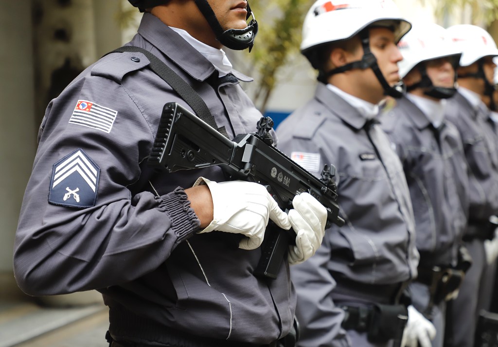 A PEC 18/2025 pretende reformular o sistema de segurança pública. A imagem mostra policiais.