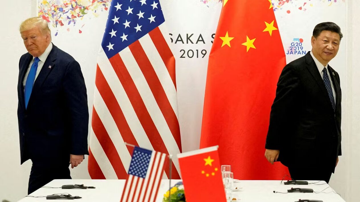 Protecionismo: é uma foto em que Donald Trump e Xi Jinping caminham em direções opostas