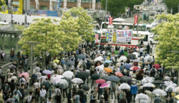 Pag18-19_Le_Monde_Edicao_217_Renaud_Foto_Akabane_Wikimedia