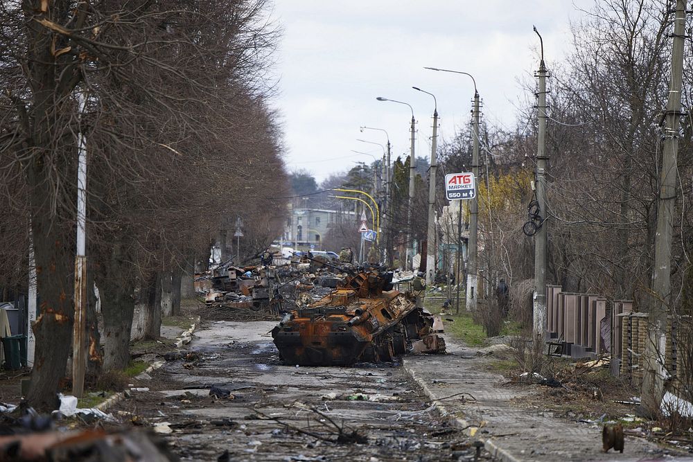 As guerras comprometem gerações: imagem de um tanque de guerra destruído no meio da rua.