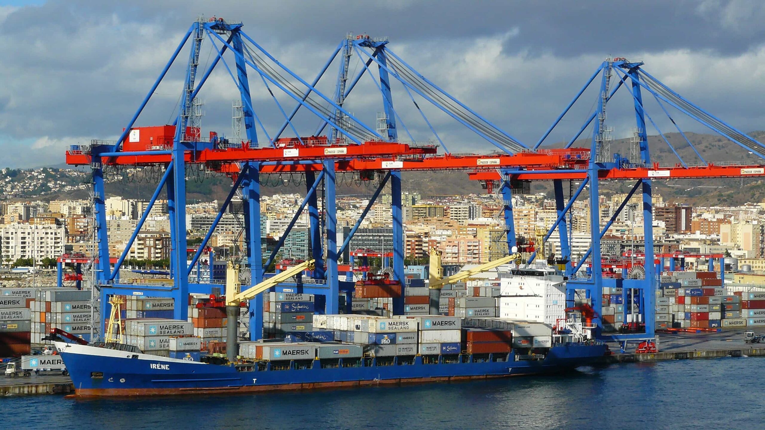 O tarifaço afeta as importações e exportações. A imagem mostra um porto, com navios.