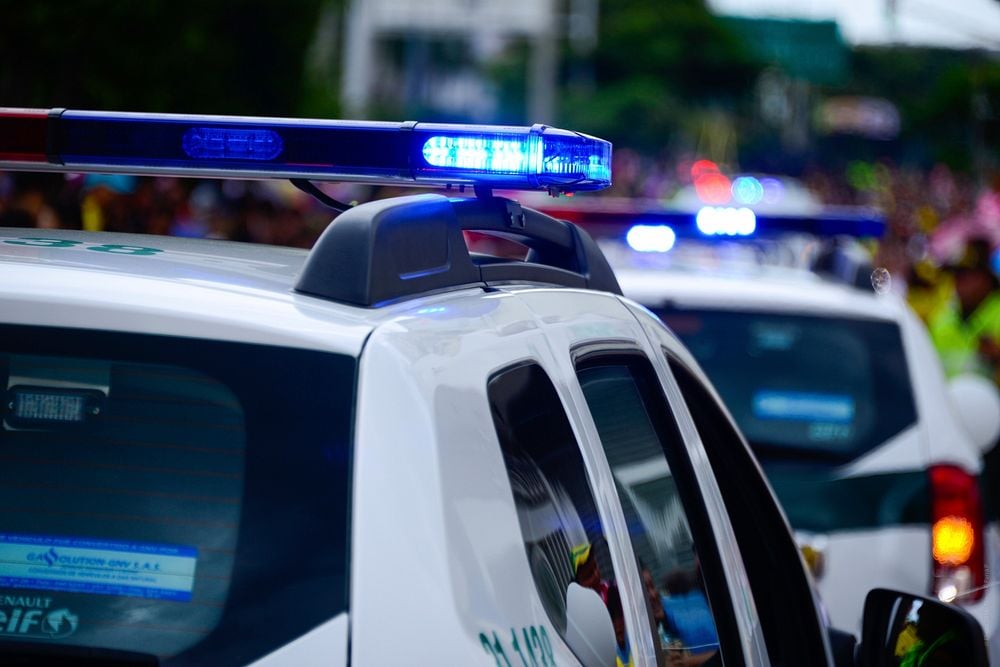 Agenda armamentista prejudica a segurança: imagem de carros de polícia com a sirenta ativa