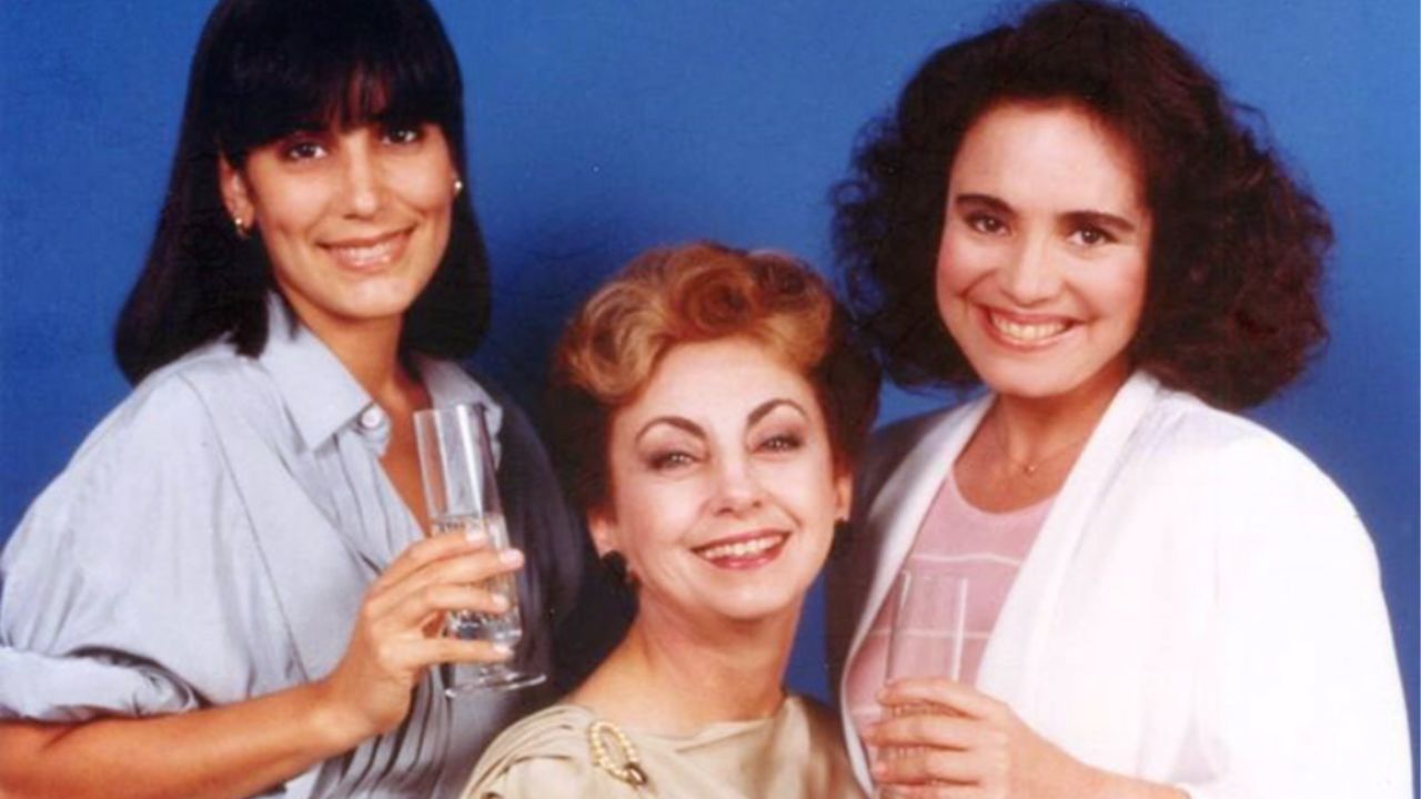 Foto com as atrizes da novela Vale Tudo original. Elas interpretam, respectivamente, Maria de Fátima, Odete Roitman e Raquel.
