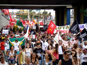 a esquerda