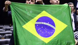 Jair_e_Eduardo_Bolsonaro_no_congresso_com_bandeira_do_Brasil_(cropped)
