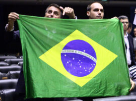 Jair_e_Eduardo_Bolsonaro_no_congresso_com_bandeira_do_Brasil_(cropped)